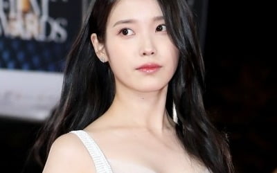 손흥민 잔디 지적에…"아이유 콘서트 취소하라" 불똥 튀었다