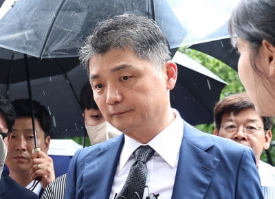 "검찰이 무리한 기소"…카카오 김범수, 첫 공판서 혐의 부인