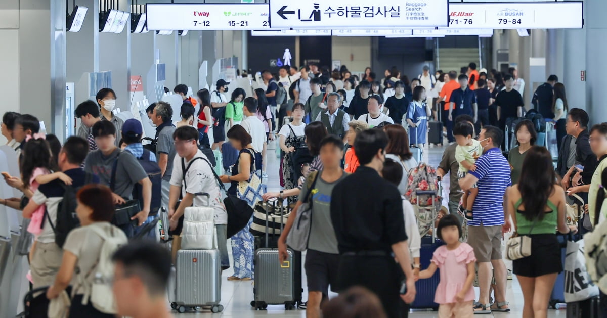 김포공항 국내선청사에서 여행객들이 탑승수속을 기다리고 있다. 사진=뉴스1