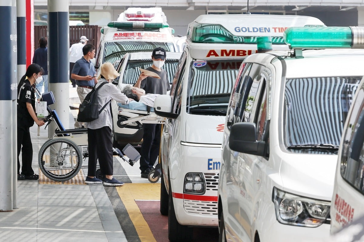 의정갈등 장기화와 신종 코로나바이러스 감염증(코로나19) 재확산 여파로 '응급실 뺑뺑이' 현상이 벌어지고 있는 8월 20일 서울의 한 대학병원에서 구급차량이 응급 환자들을 실어 나르고 있다. 사진=뉴스1