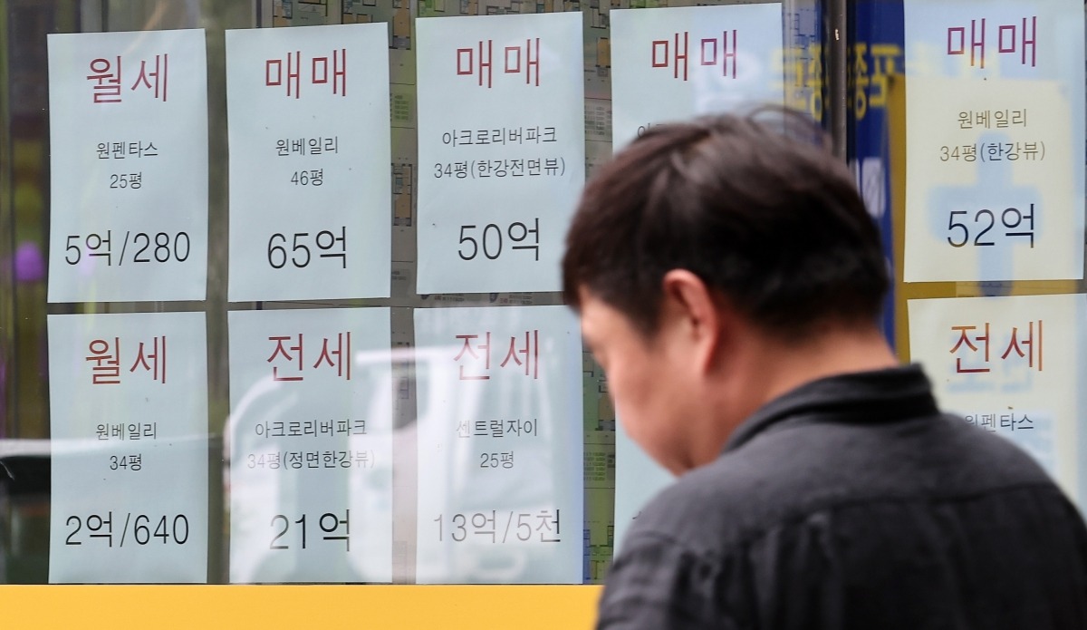 서울 서초구 한 공인중개사무소에 매물 안내문이 붙여져 있다. 사진=뉴스1