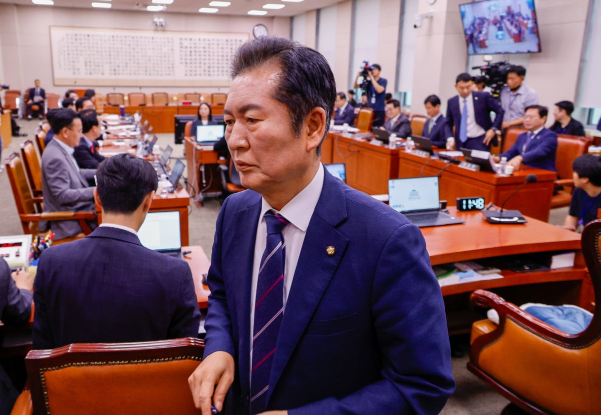 정청래 국회 법제사법위원회 위원장이 5일 서울 여의도 국회에서 열린 법사위 3차 전체회의에서 기자회견 중  자신을 '빌런(악당) 정청래'라고 발언한 국민의힘 의원들의 사과를 요구하며 정회를 선언, 퇴장하고 있다./ 사진=뉴스1