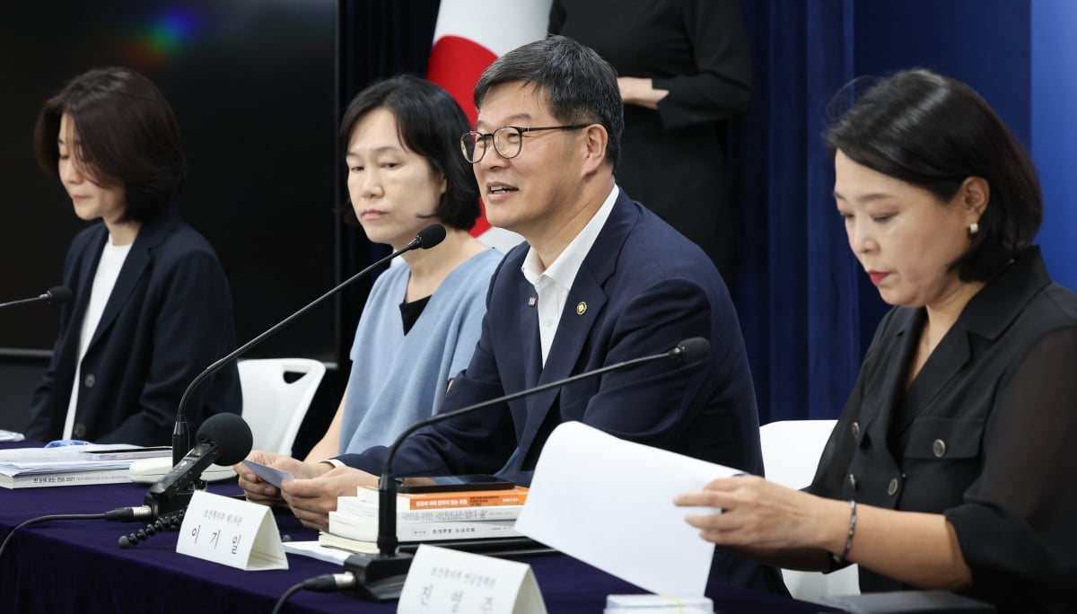  이기일 보건복지부 제1차관이 6일 서울 종로구 정부서울청사에서 연금개혁 관련 정례브리핑을 하고 있다./사진=뉴스1