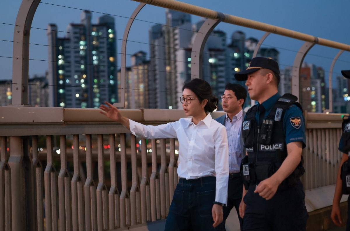 김건희 여사가 10일 ‘세계 자살 예방의 날’을 맞아 서울 마포대교에서 도보 순찰하며 용강지구대 근무자와 대화를 나누고 있다. / 사진=대통령실 제공