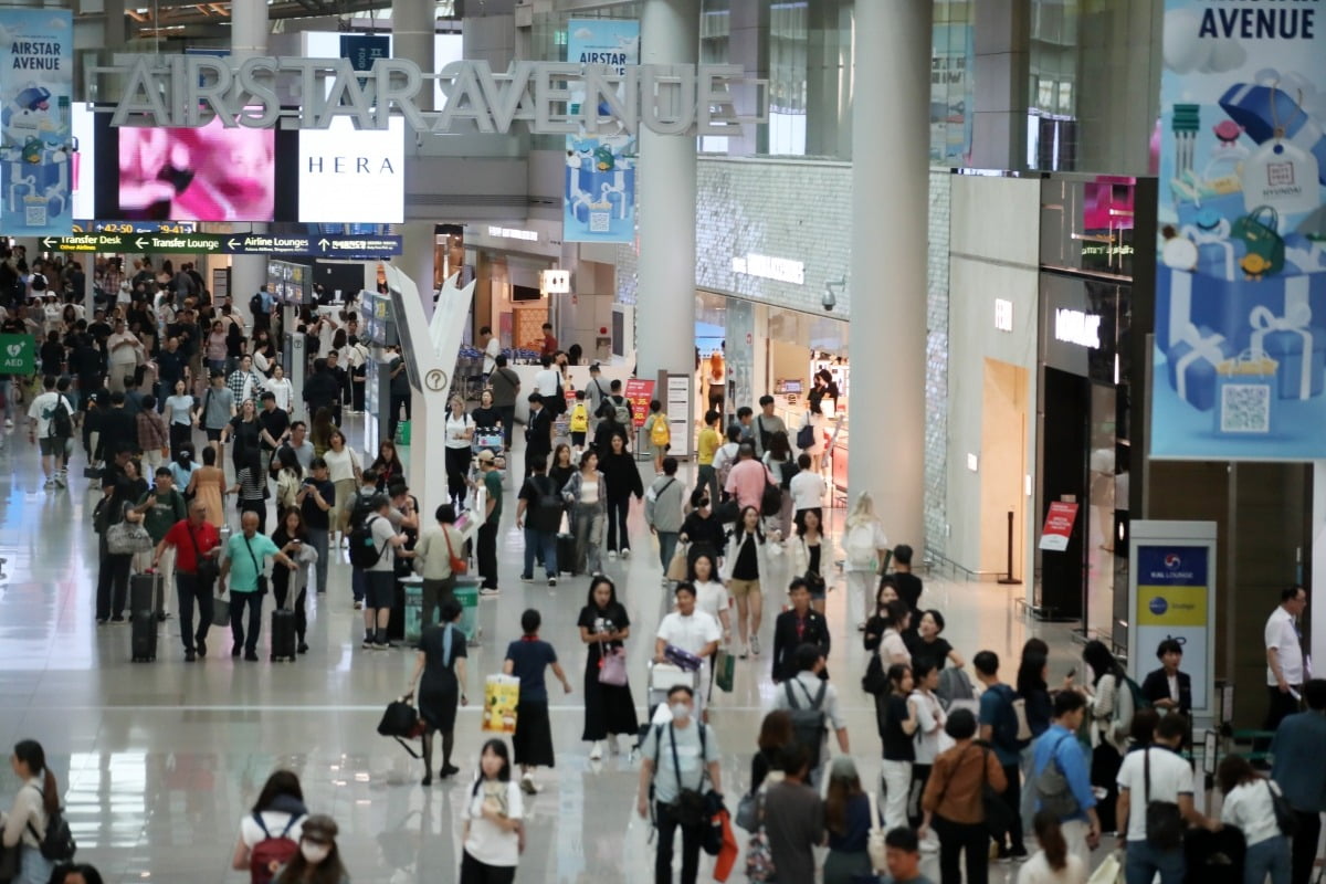 추석 연휴를 앞둔 13일 인천국제공항 면세구역이 이용객들로 북적이고 있다./사진=뉴스1