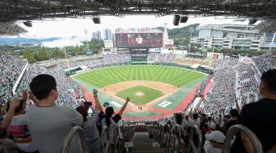 폭염도 뚫은 팬심…한국 프로야구, '1000만 관중 시대' 열었다