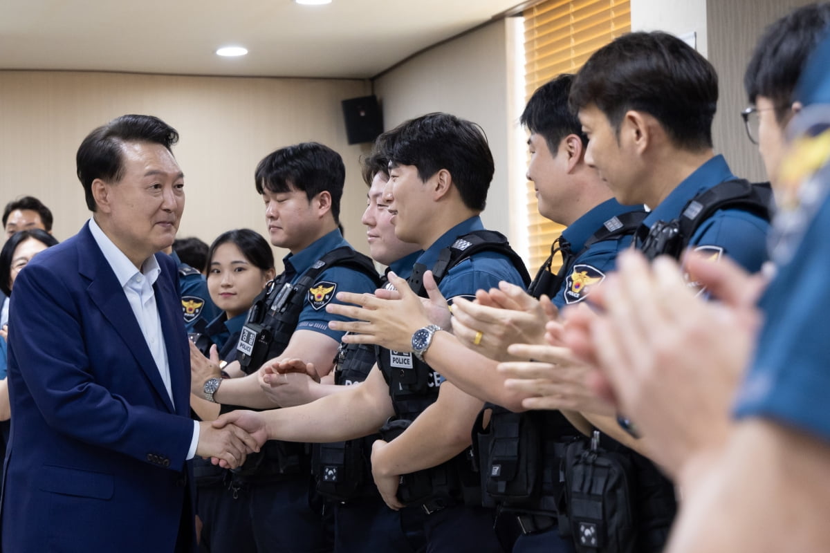 윤석열 대통령이 15일 서울 관악구 관악경찰서를 방문해 명절연휴 당직 근무중인 경찰관들을 격려하고 있다. / 사진=뉴스1