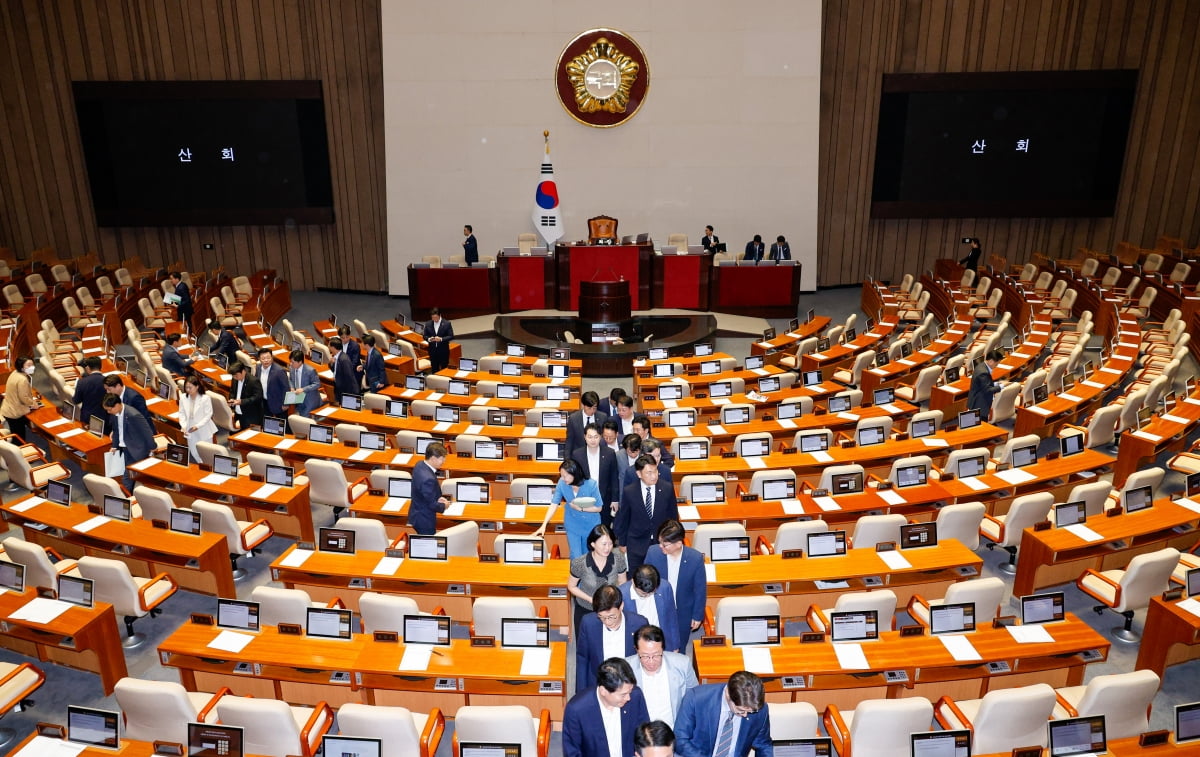  19일 오후 서울 여의도 국회에서 열린 제418회국회(정기회) 제8차 본회의에서 김건희 특검법, 채해병 특검법, 지역화폐법 표결을 마친 야당 의원들이 퇴장하고 있다. / 사진=뉴스1