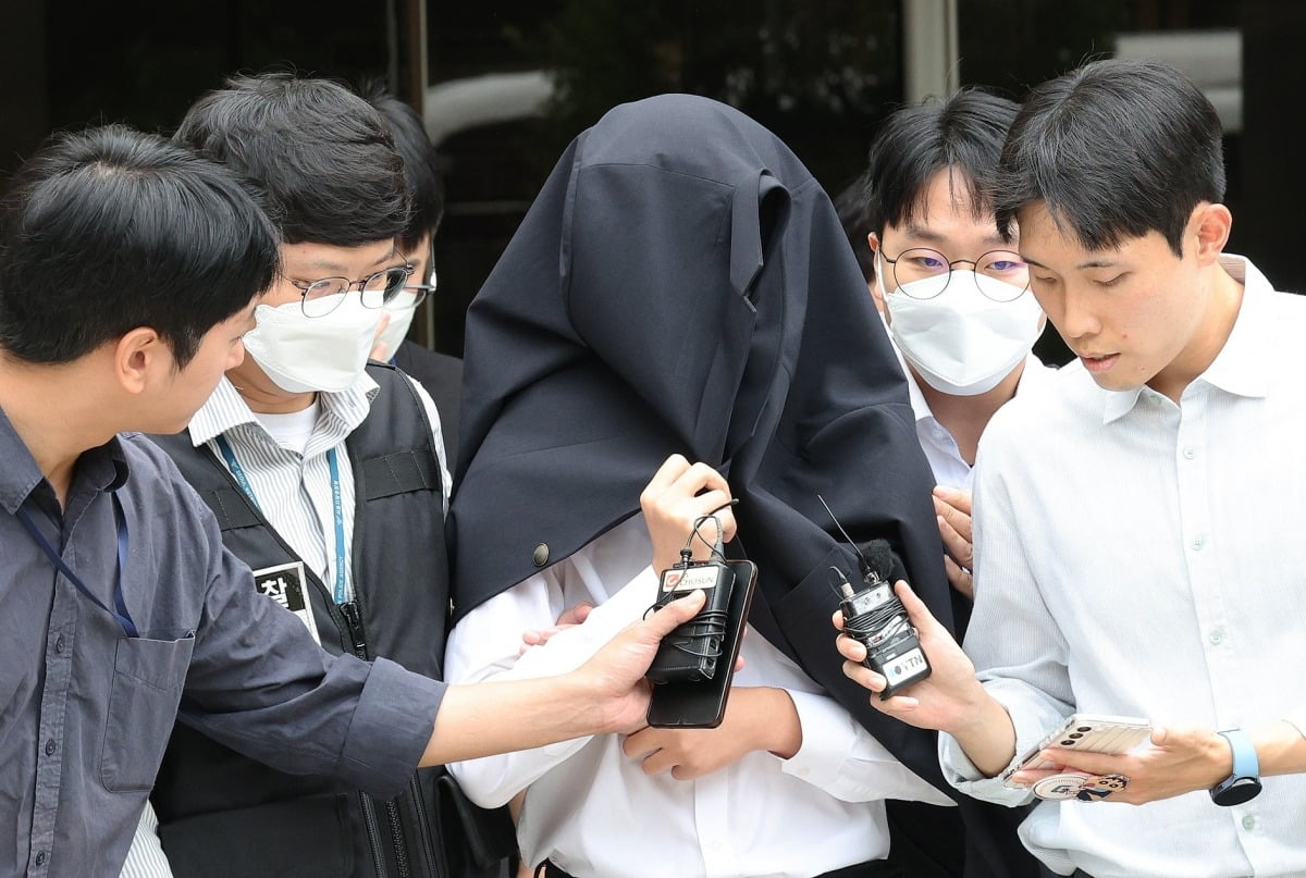 의료계 집단행동에 동참하지 않은 의사·의대생의 신상 정보가 담긴 블랙카지노 슬롯 머신 규칙 '감사한 의사'를 유포한 사직 전공의 정 모씨가 20일 서울 서초구 서울중앙지법에서 열린 구속 전 피의자 심문(영장실질심사)을 마친 뒤 경찰과 함께 이동하고 있다. 사진=뉴스1