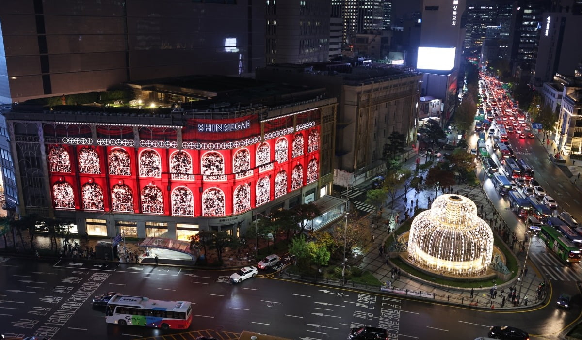 지난해 서울 소공로 신세계백화점 본점에 크리스마스 기념 미디어 파사드에 불이 밝혀진 모습. 2023년 본점 외관의 미디어 파사드는 375만 개의 LED칩을 사용, 외벽 전체가 63x18m 크기의 거대한 스크린으로 탈바꿈했다. /사진=최혁 기자