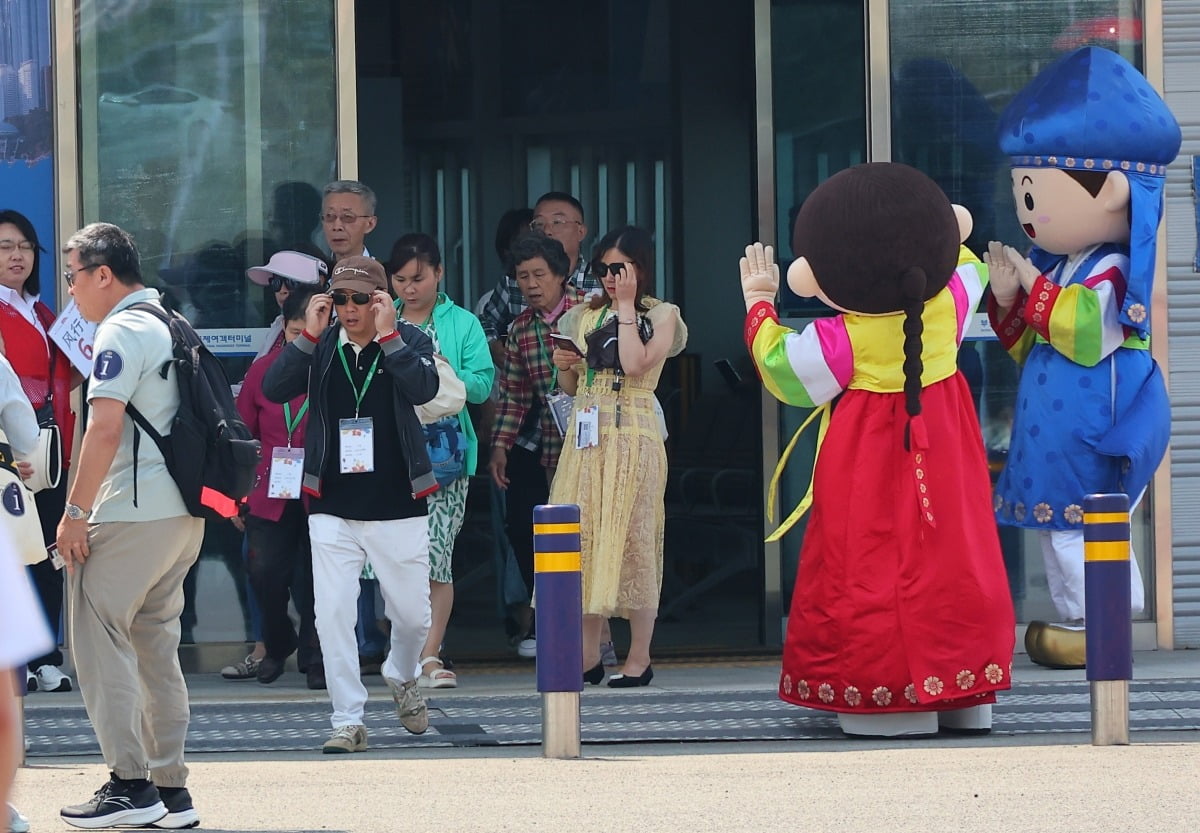 지난 6월 부산항국제여객터미널에 입항한 중국 상하이발 크루즈선 '블루 드림 멜로디호'에서 내린 중국 단체 관광객들이 입국장을 나오고 있다. 사진=연합뉴스