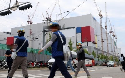 "AI시대에도 반도체 1등 지킬까…외국인은 의심한다" [위기의 삼성전자 中]