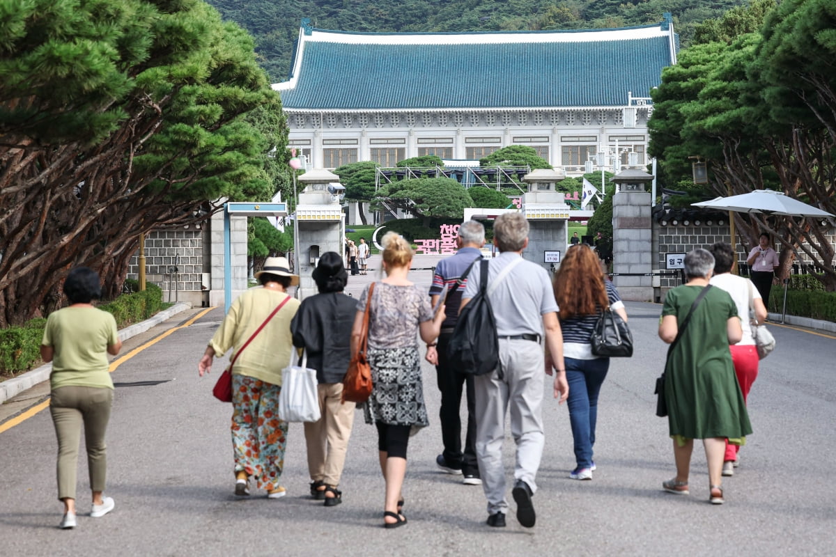  서울 종로구 청와대에서 관광객들이 입장을 기다리고 있다. 사진=임형택 기자