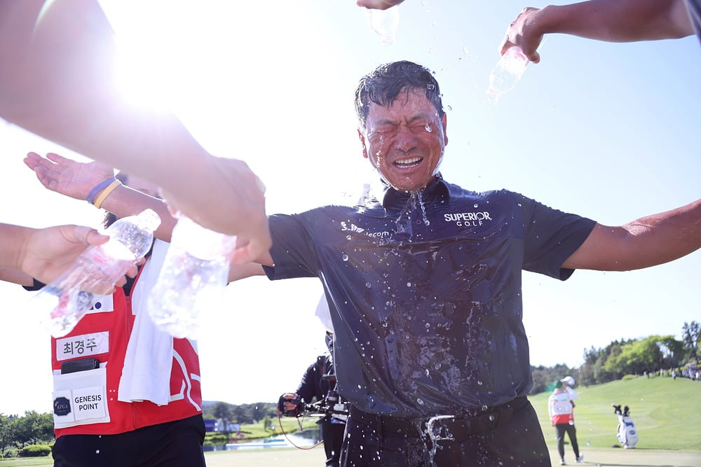 지난 5월 SK텔레콤 오픈에서 KPGA투어 최고령 우승 기록을 새로 쓴 뒤 축하 물세례를 받는 최경주. KPGA 제공