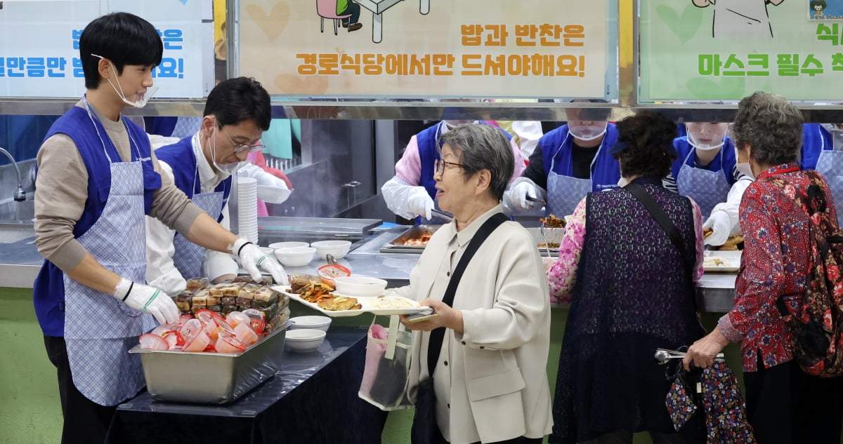 [포토] 배식봉사 나선 김윤상 2차관과 배우 정해인