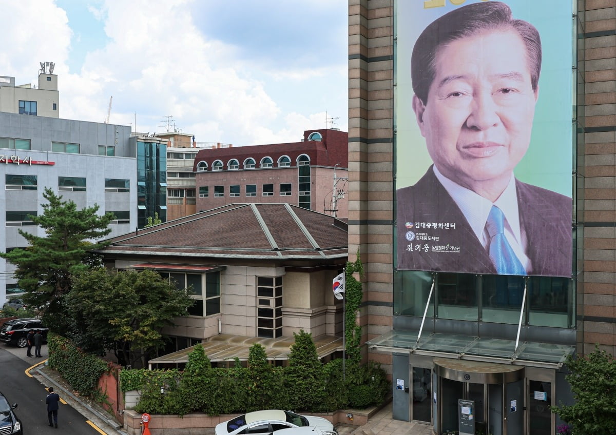 개인 사업자에게 100억원에 매각된 김대중 전 카지노 룰렛 확률의 서울 동교동 사저가 이르면 오는 10월 가칭 '김대중·이희호 기념관'으로 재단장돼 시민들에게 무료 개방될 전망이다. 사진은 서울 마포구 동교동 김 전 대통령의 사저. /사진=뉴스1