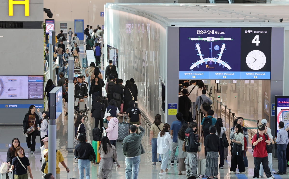 10월 초 징검다리 연휴를 앞두고 3일 인천국제공항 1여객터미널이 출국하려는 여행객들로 북적이고 있다.  /사진=임대철 기자