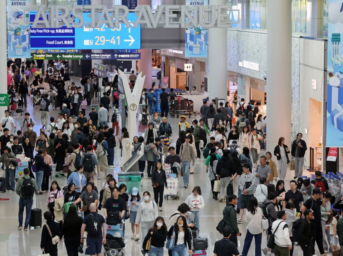 [포토] 징검다리 연휴에 붐비는 인천국제공항