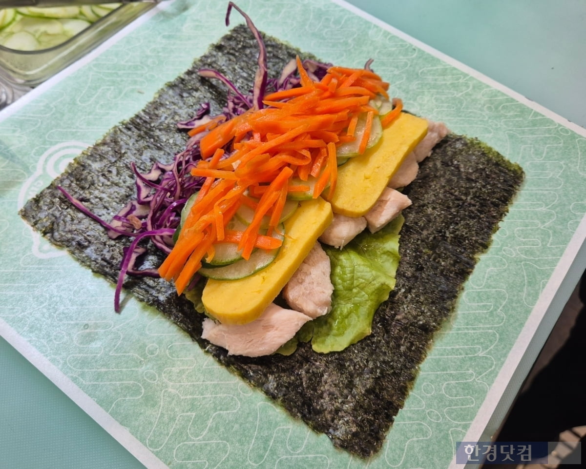 4일 서울 성수동의 한 '커스터마이징' 김밥집에서 주문한 김밥의 조리 과정. / 사진=성진우 기자