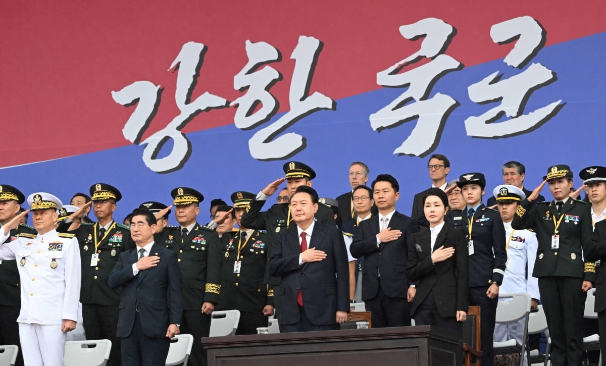 윤석열 대통령이 1일 성남 서울공항에서 열린 제76주년 국군의날 기념식에서 국민의례를 하고 있다./김범준 기자