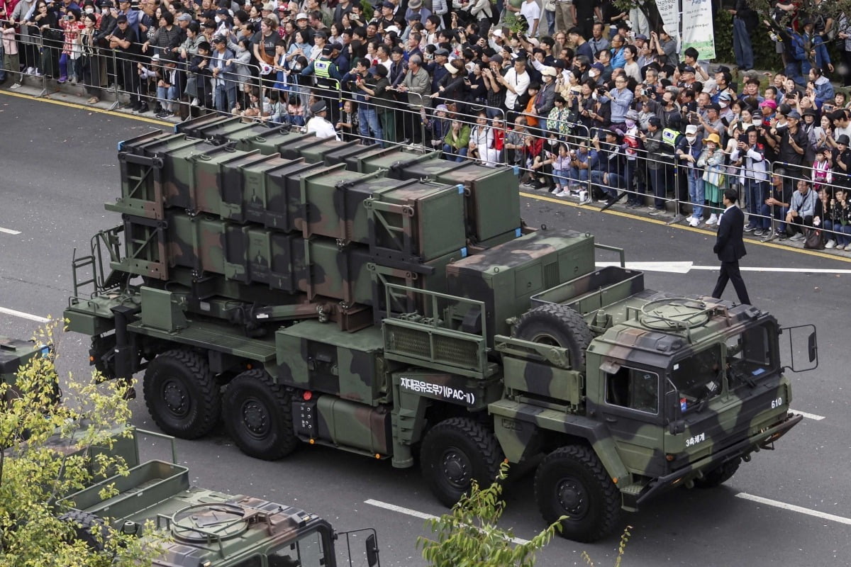 1일 서울 세종대로 일대에서 열린 제76주년 국군의날 기념식에서 지대공유도무기(PAC-II)가 시민들 앞을 지나고 있다. /임형택 기자