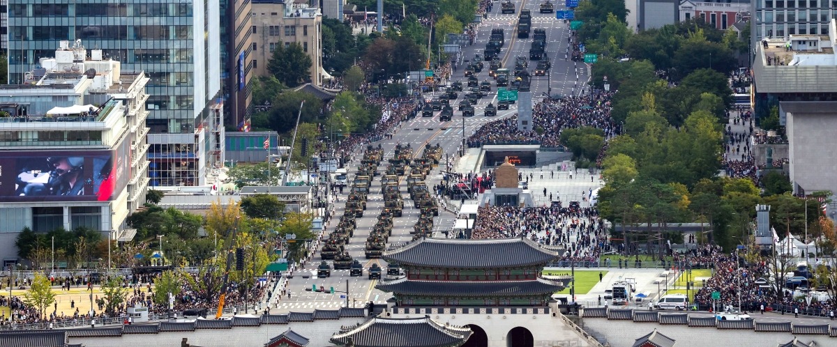 1일 서울 세종대로 일대에서 열린 제76주년 국군의날 기념식에서 시가행진 행사이  진행되고 있다./대통령실 제공