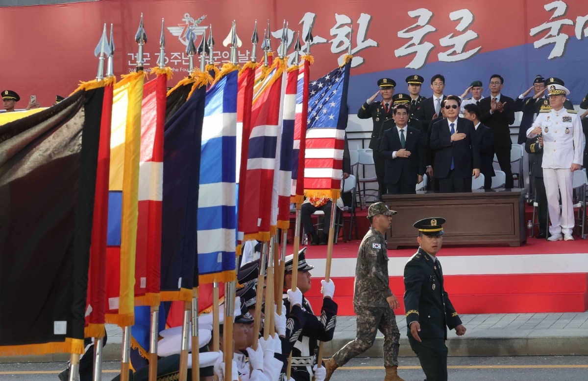 건군 76주년 국군의날 기념식에서 윤석열 대통령이 한국전쟁 참여 유엔국 기수대가 지나가자 예를 갖추고 있다./김범준 기자