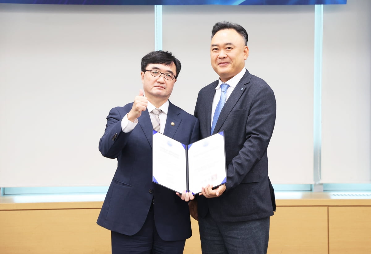 임기근 조달청장(왼쪽)과 코인 카지노 사이트 손동철 대표(오른쪽). /사진=휴온스