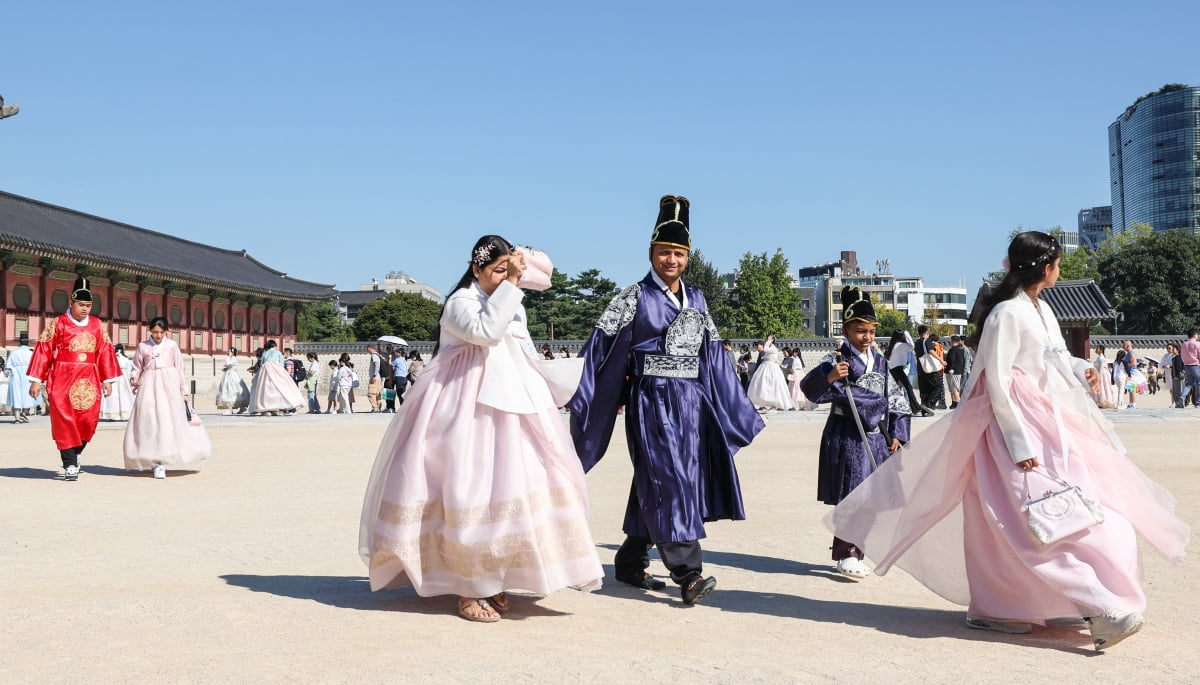 서울 종로구 경복궁에서 한복을 입은 외국인 관광객들이 즐거운 시간을 보내고 있다. 사진=임형택 기자