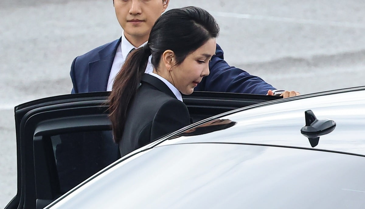 윤석열 대통령 부인 김건희 여사가 1일 경기도 성남 서울공항에서 열린 건군 제76주년 국군의 날 기념식에 참석 후 차량에 탑승하고 있다. /사진=뉴스1