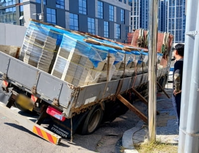 인천 부평구에 싱크홀이…25t 화물차가 '쑥'