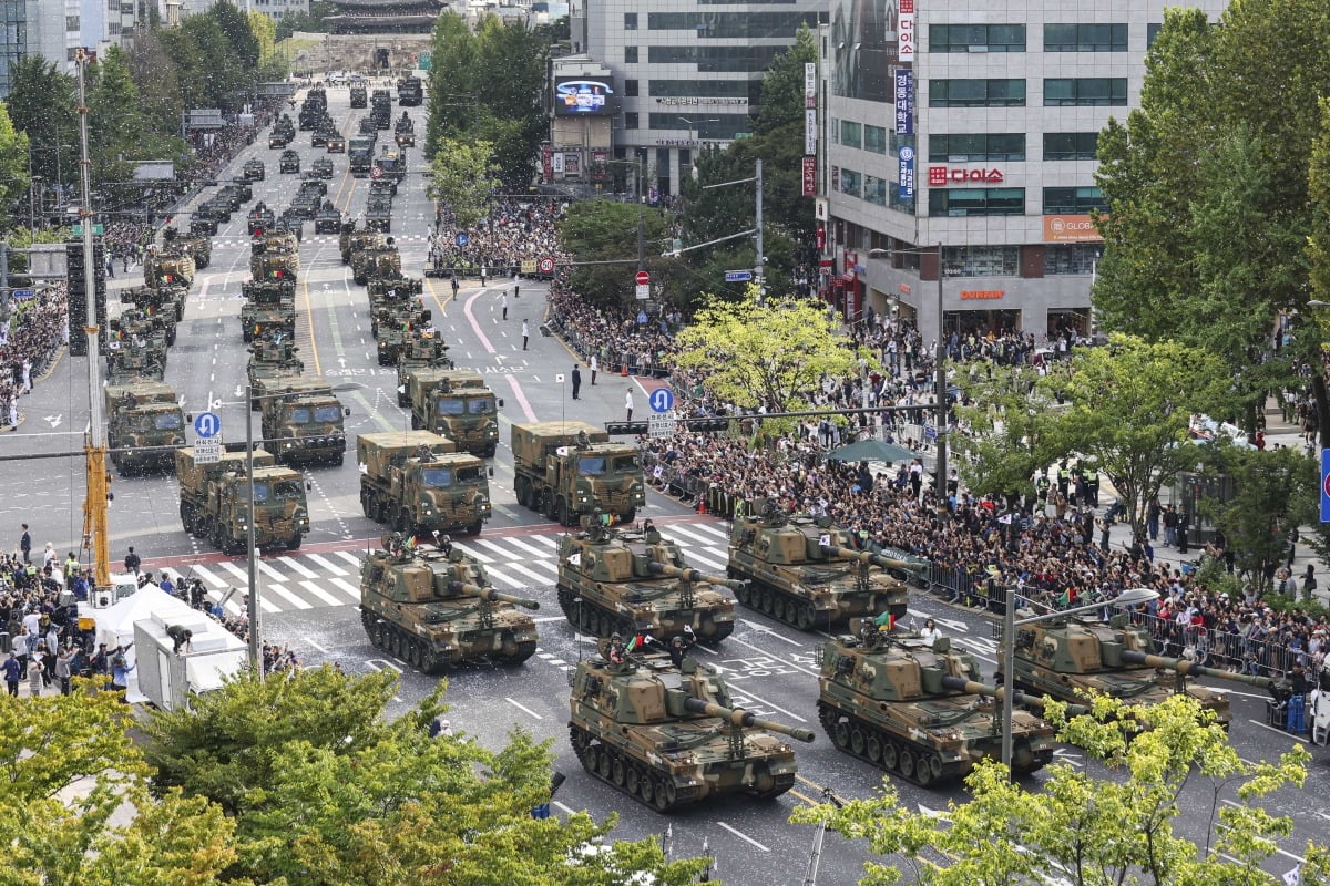 건군 제76주년 국군의 날 시가행진이 열린 1일 서울 중구 세종대로에서 군 지상장비들이 광화문 방향으로 행진하고 있다./임형택기자