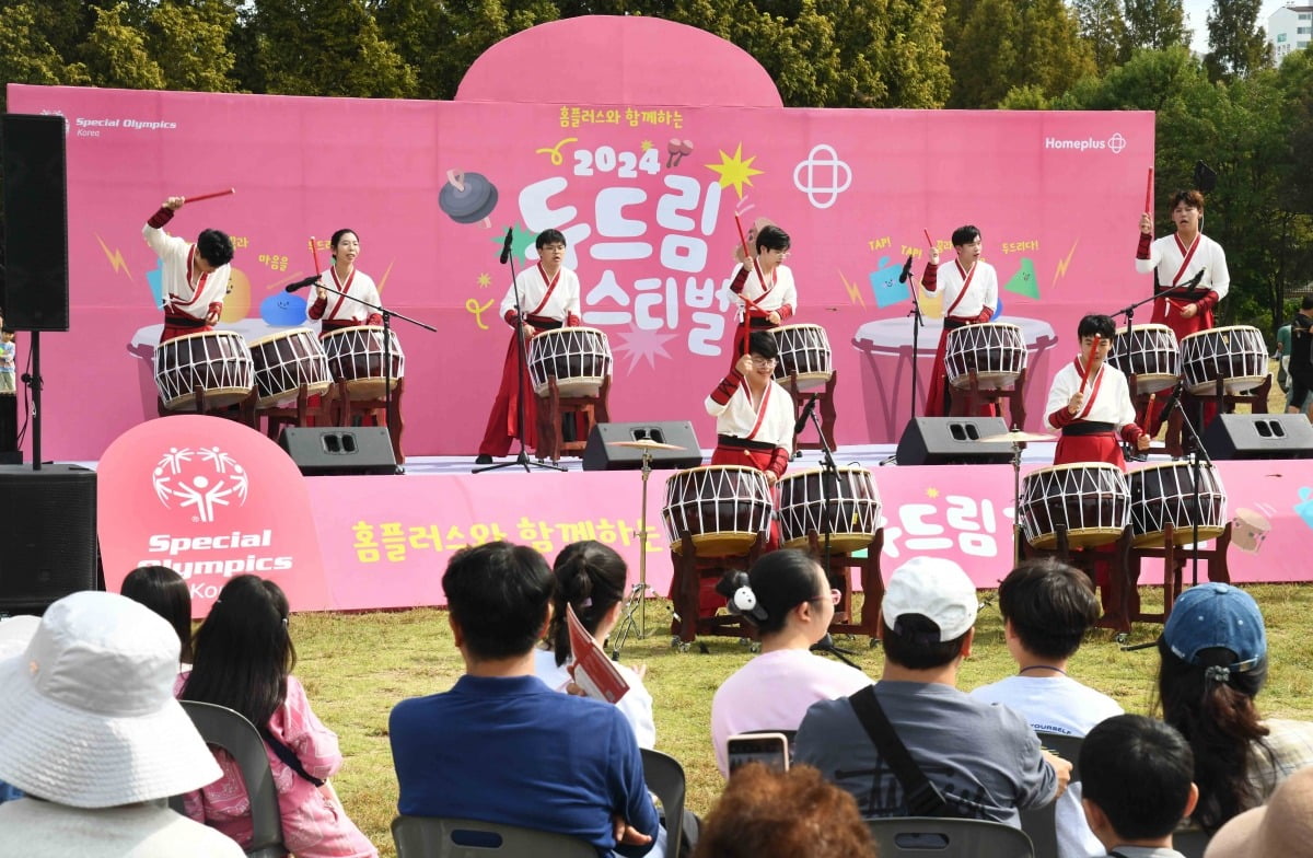 지난 5일 서울 성수동 서울숲에서 열린 '홈플러스와 함께하는 2024 두드림 페스티벌'에서 공연을 하고 있다.