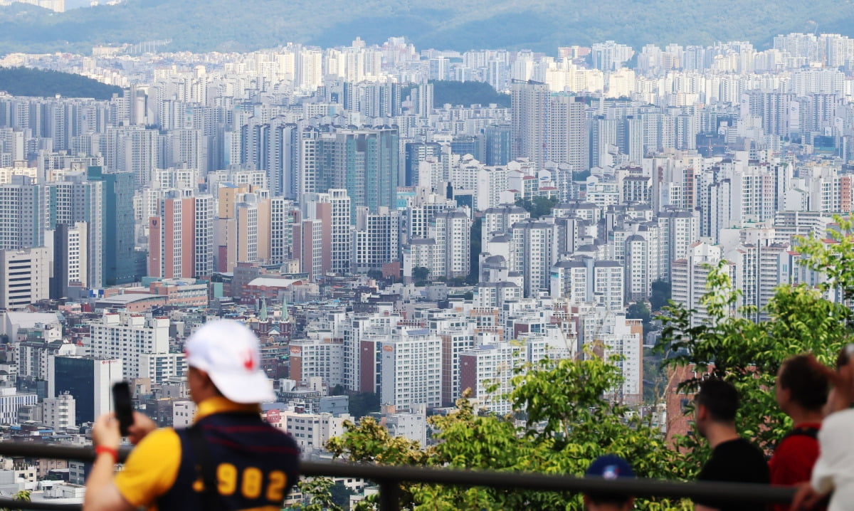 서울 남산에서 바라본 시내 아파트 단지 모습.  /연합뉴스