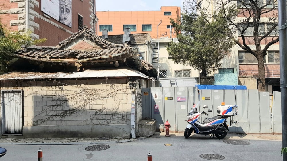 여자미술학사 터. 수송동 OCI미술관 우측 한옥 옆에 빈터로 남아 있다. / 사진. ⓒ최은규