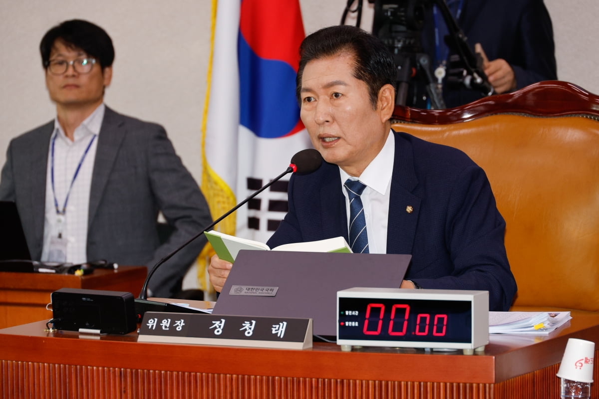 정청래 국회 법제사법위원회 위원장이 7일 국회 법사위에서 열린 국정감사에서 발언하고 있다. 뉴스1