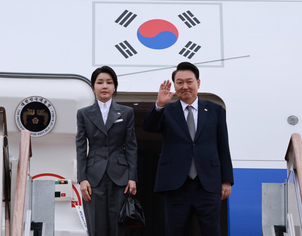 윤석열 대통령과 김건희 여사가 6일 성남 서울공항에서 필리핀, 싱가포르 국빈 방문 및 라오스 아세안 정상회의를 위해 출국하며 전용기인 공군 1호기에 올라 인사하고 있다. /사진=연합뉴스