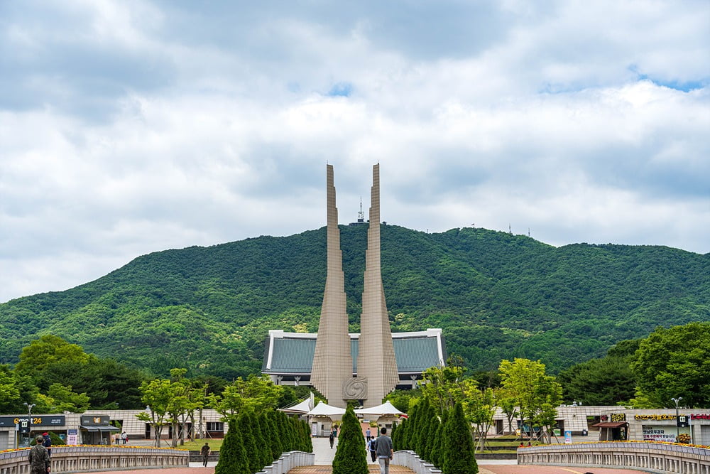 독립기념관의 주요 상징물, 두 개의 삼각주가 위용을 드러내는 겨례의 탑