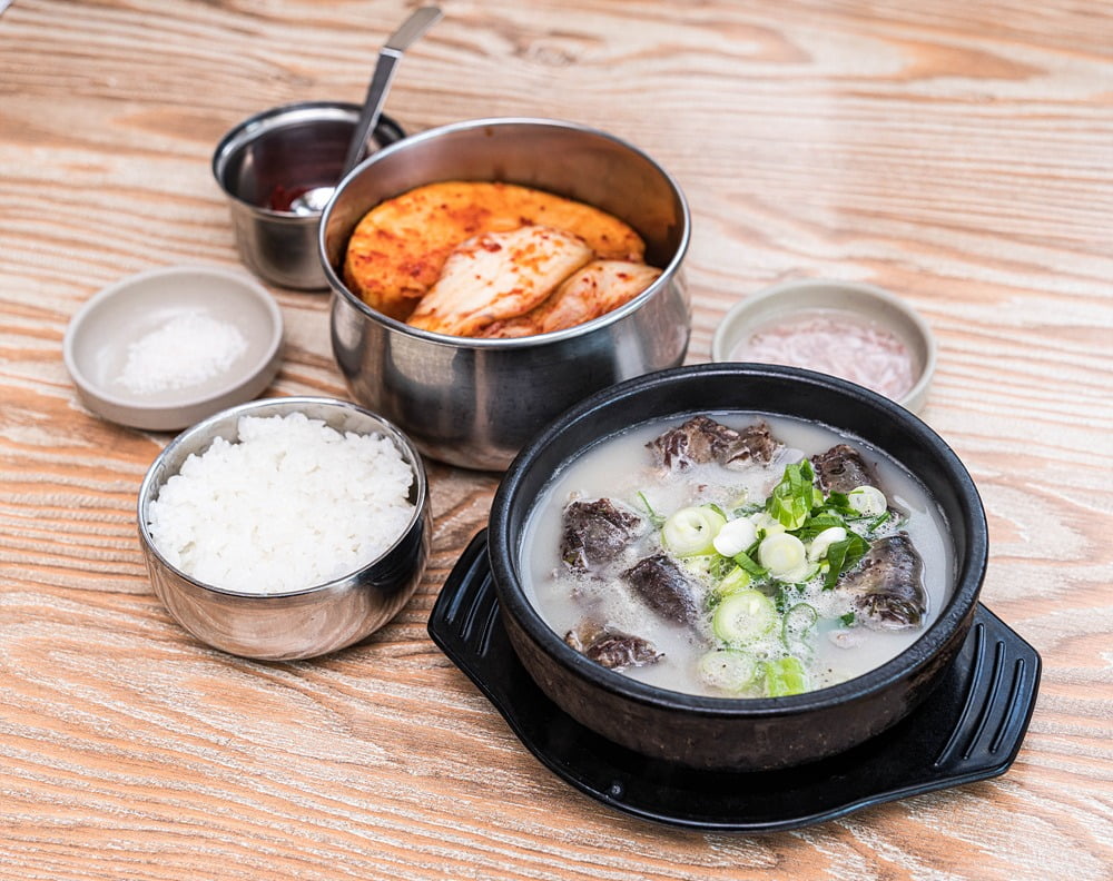 천안병천순대거리의 청화집, 기호에 맞게 간을 하고 뜨끈한 순대국을 맛본다