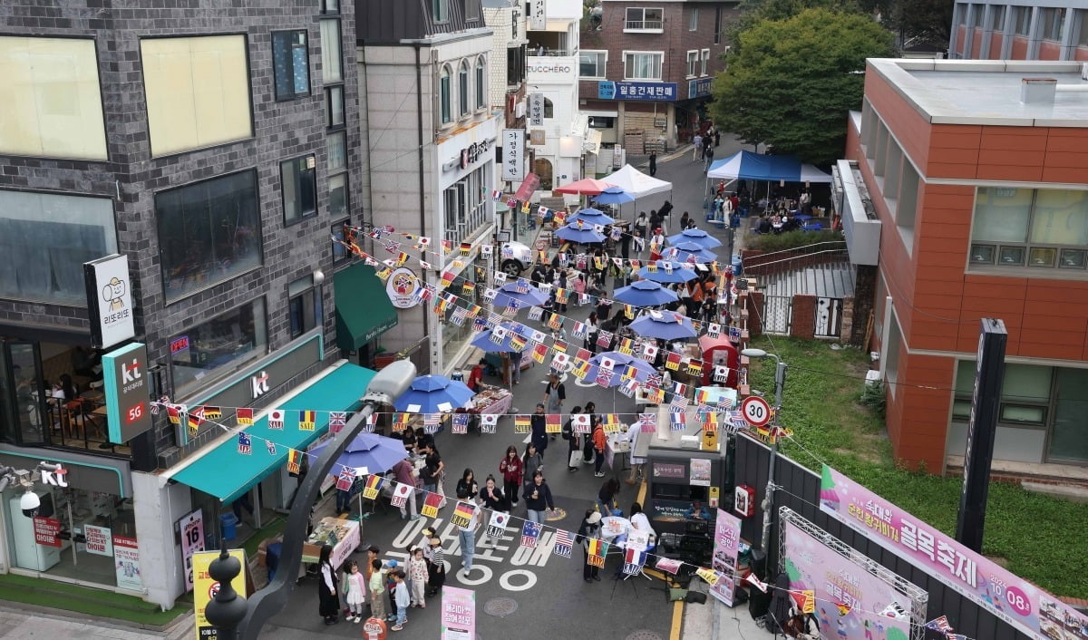 8일 서울 용산구 숙명여자대학교 인근에서 골목상권을 활성화 시키기 위해 열린 '제1회 숙대 앞 순헌황귀비길 골목축제'에서 시민들이 다양한 체험 프로그램과 먹거리를 즐기고 있다./김범준기자