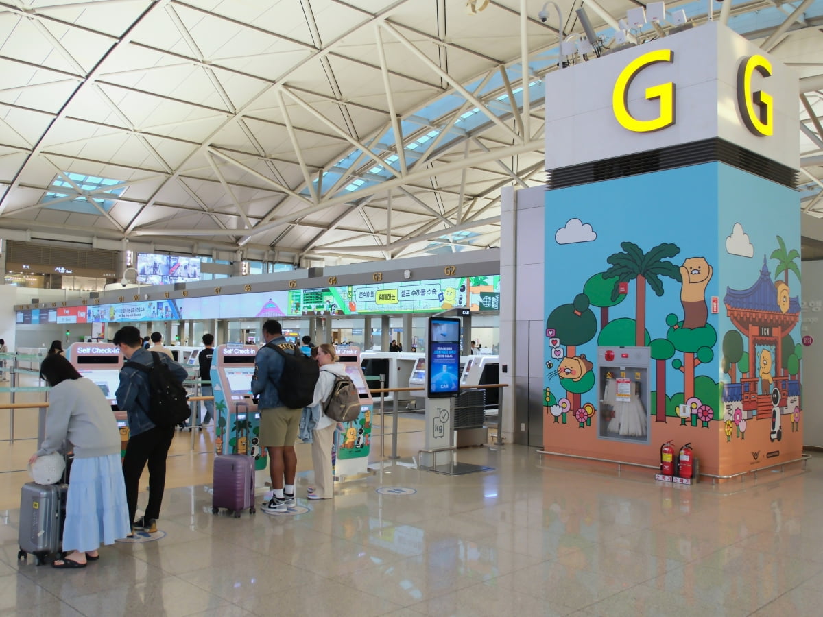 인천공항 내 체크인 구역 일부의 기둥의 코인 카지노 사이트 캐릭터로 꾸며진 모습. 카카오 제공