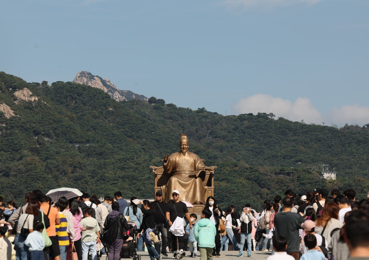 [포토] 한글날 맞아 북적이는 광화문 광장