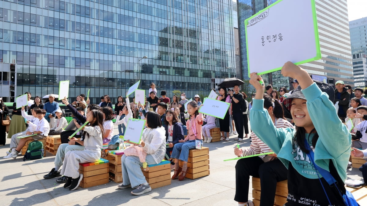 [포토] 한글날 맞아 북적이는 광화문 광장