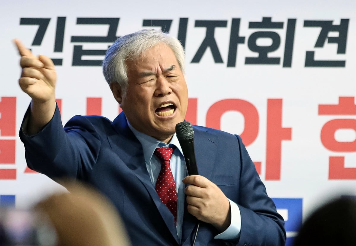 전광훈 사랑제일교회 목사가 작년 4월 서울 성북구 사랑제일교회에서 기자회견을 하고 있는 모습/ 사진=뉴스1