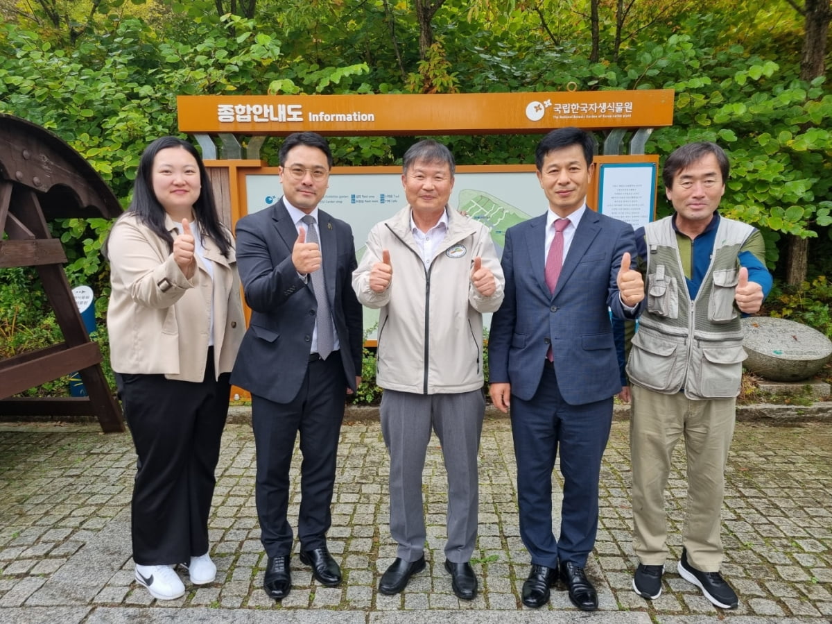 이병철 강원지방조달청장(왼쪽 네 번째)이 10일 국립한국자생식물원을 방문하고 나라장터 종합쇼핑몰을 활용한 관광객 유치 방안 등을 논의한 뒤 국립한국자생식물원 관계자들과 기념 촬영을 하고 있다. 강원지방조달청 제공
