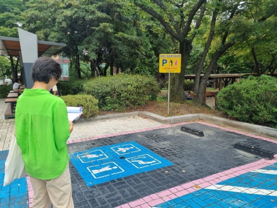 경기도 관계자가 도내 임산부 우선(전용) 주차 구역이 제대로 마련되어 있는지 점검을 하고 있다. /사진=경기도