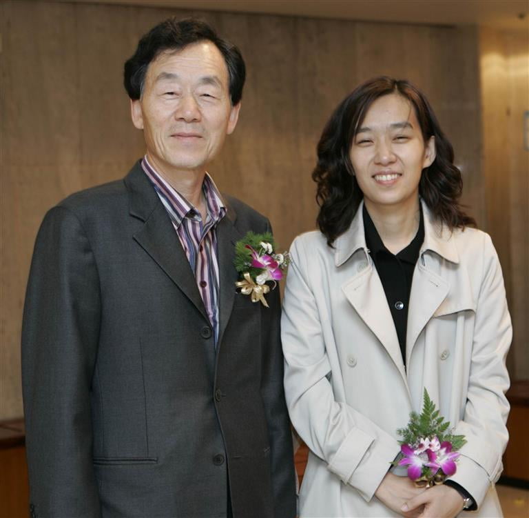 <YONHAP PHOTO-6110> 한국 최초로 노벨문학상에 소설가 한강 (서울=연합뉴스) 소설가 한강이 한국 작가 최초로 10일 노벨 문학상 수상의 영예를 안았다. 지난 2005년 11월 문학사상사 주관으로 서울 프레스센터에서 열린 이상문학상 시상식에서 수상자인 한강 씨가 작가인 아버지 한승원 씨와 함께하고 있다. 소설 '아제아제바라아제' 등을 쓴 작가 한승원 씨는 딸의 수상에 앞서 1988년 '해변의 길손' 으로 이상문학상을 수상한 바 있다. 2024.10.10 [연합뉴스 자료사진. 문학사상사 제공. 재판매 및 DB금지]photo@yna.co.kr/2024-10-10 20:40:15/<저작권자 ⓒ 1980-2024 ㈜연합뉴스. 무단 전재 재배포 금지, AI 학습 및 활용 금지>