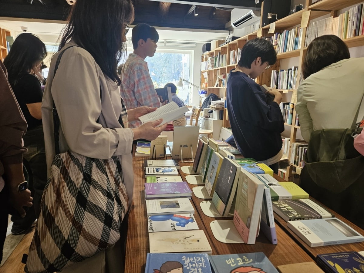 11일 오전 한강이 운영하는 서촌 서점 내부에서 책을 고르고 있는 시민들