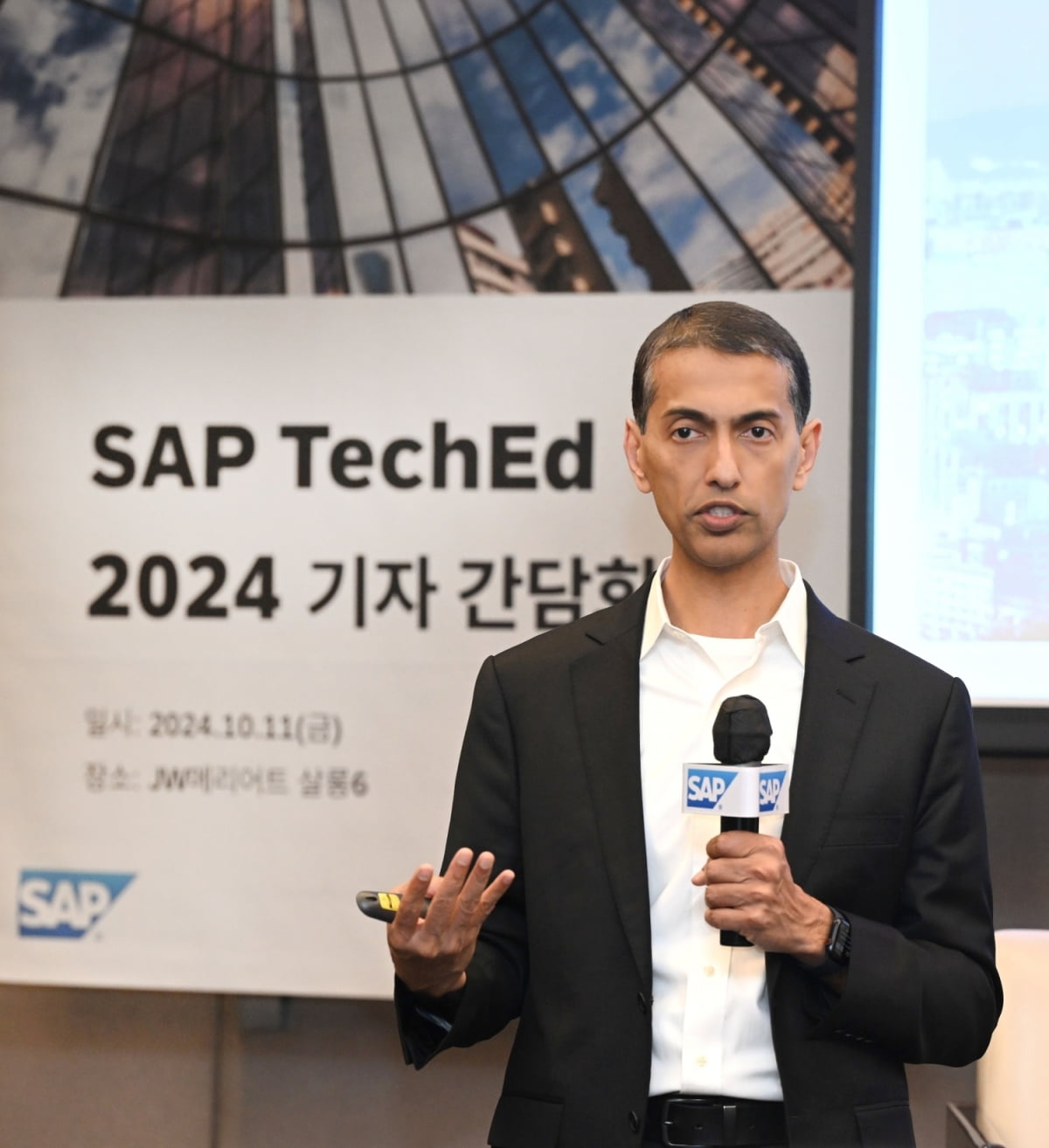 무하마드 알람 SAP 제품 엔지니어링 총괄이 11일 서울 강남구에서 열린 'SAP 테크에드 2024' 기자간담회에서 SAP의 인공지능(AI) 전략을 소개하고 있다. 사진=SAP코리아 제공