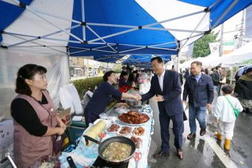 지난해 제 12회 3종교 연합바자회 행사장에서 이승로 서울 성북구청장이 주민들과 인사를 나누고 있다. /사진=성북구